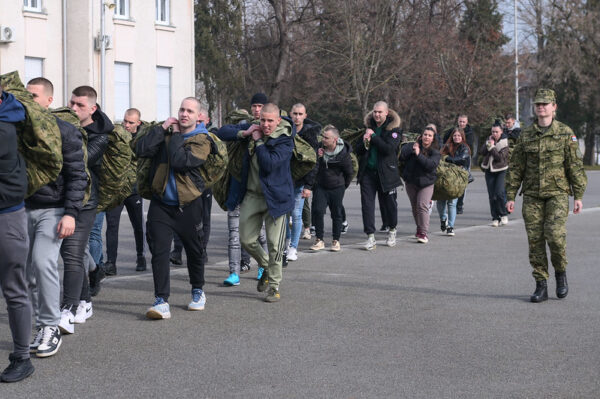 Nova Snaga Hrvatske Vojske Gotovo Ro Nika Kre E Na Vojnu Obuku