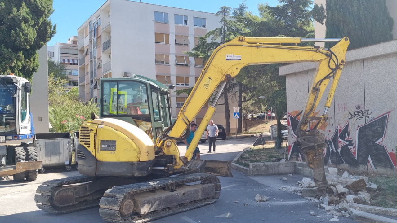 Na Plokitama Krenulo Postavljanje Polupodzemnih Kontejnera - Dalmacija News